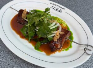 Brocheta de Lengua a la Plancha: así se hace la casquería sin disculpas en El Pollo Barcelona
