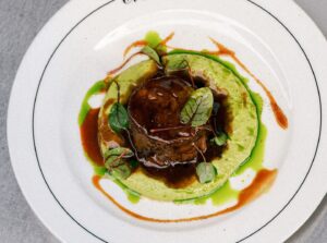 Meloso de cuello de cordero: tres horas de fuego lento y una carne que se rinde sola